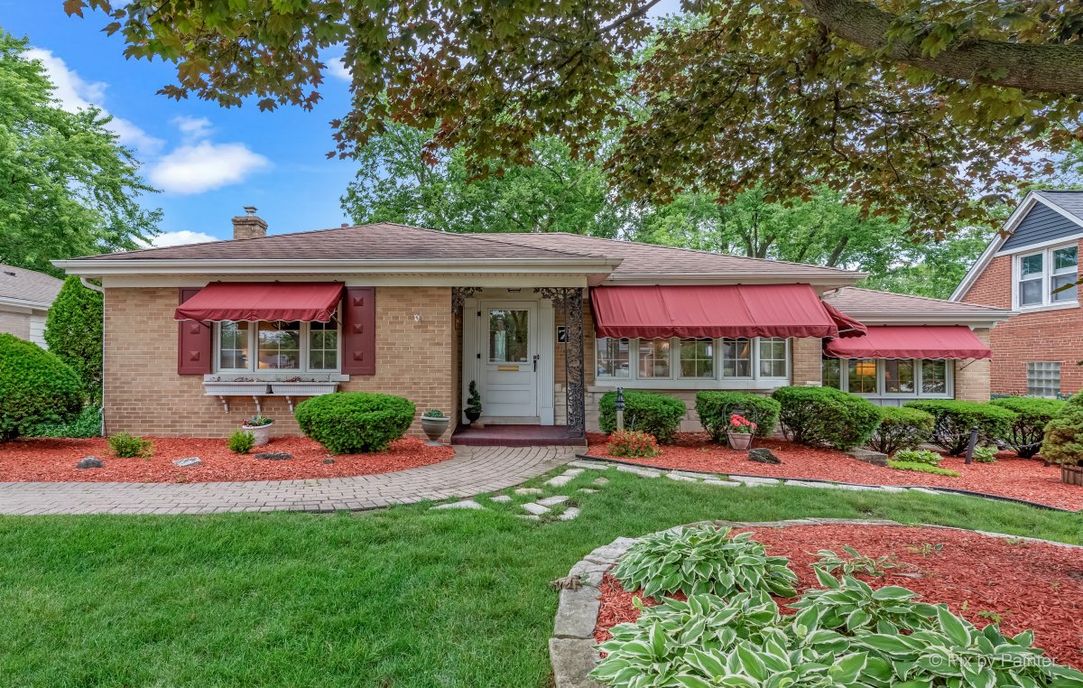 Clarendon Hills Charisma: Pix by Painter's Premier Real Estate Photography 
