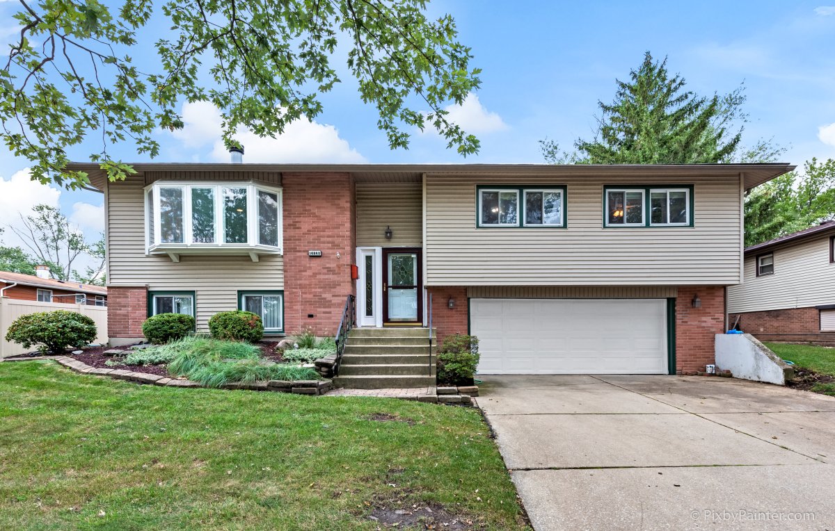 Oak Forest Charm: Pix by Painter's Premier Real Estate Photography 